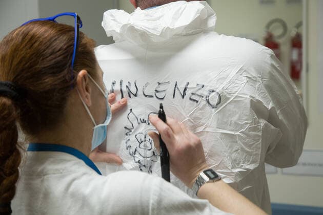 News Bilder des Tages Rome: Dressing of nurses in a COVID-19 Hospital Writing of the name of the nurse who must enter the area hosting the ICU patients Dressing procedures for nurses in the clean area of pavilion D of the San Filippo Neri hospital in Rome, used as a Covid hospital Roma RM Italy Copyright: MatteoxNardone