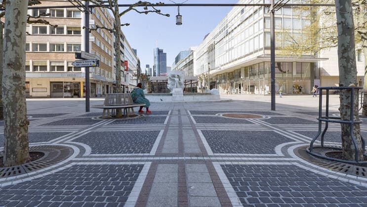 08 04 2020, xblx, A perfectly normal corona day in Frankfurt, only a few people on the Zeil, emwirt Frankfurt am Main