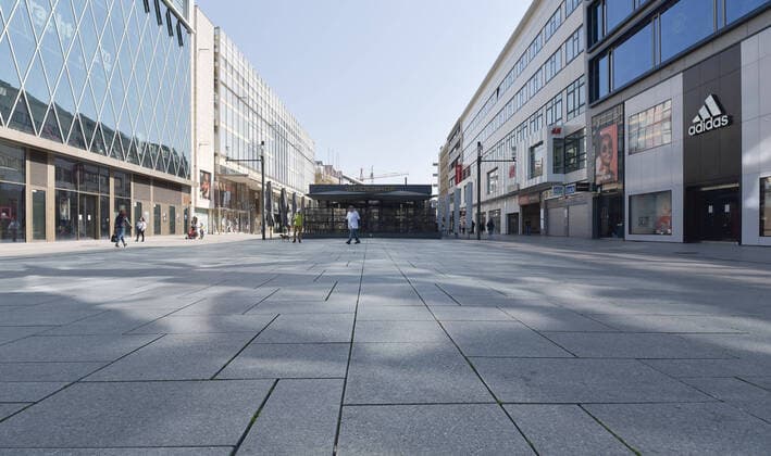 08 04 2020, xblx, A perfectly normal corona day in Frankfurt, only a few people on the Zeil, emwirt Frankfurt am Main