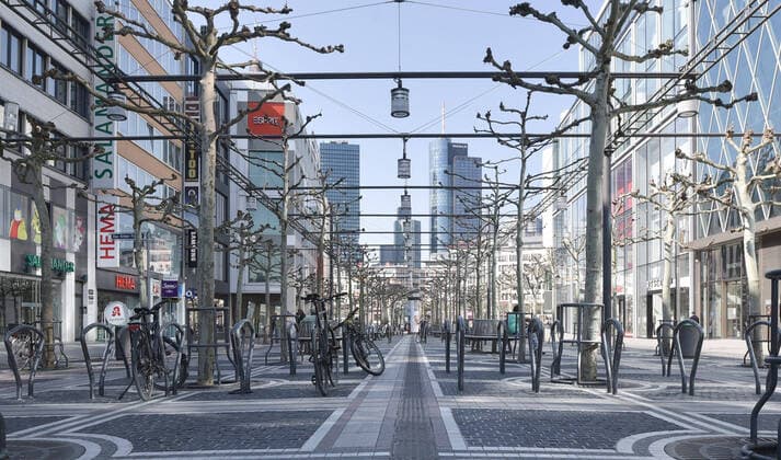 08 04 2020, xblx, A perfectly normal corona day in Frankfurt, only a few people on the Zeil, emwirt Frankfurt am Main