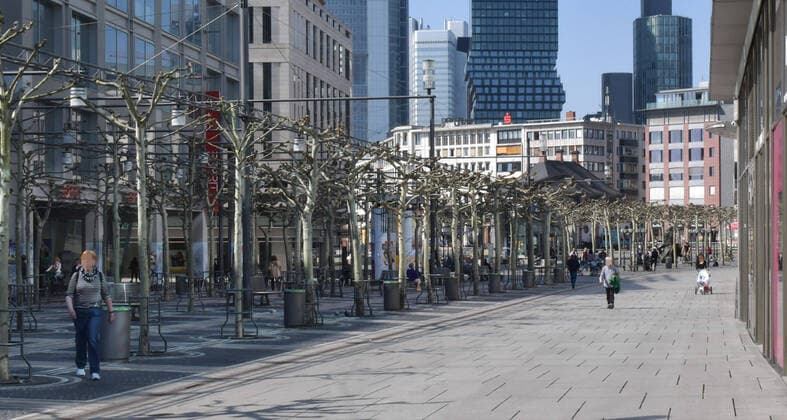 08 04 2020, xblx, A perfectly normal corona day in Frankfurt, only a few people on the Zeil, emwirt Frankfurt am Main