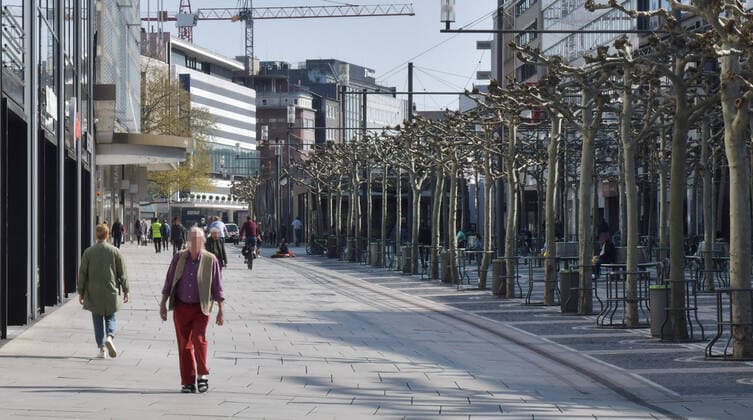 08 04 2020, xblx, A perfectly normal corona day in Frankfurt, only a few people on the Zeil, emwirt Frankfurt am Main