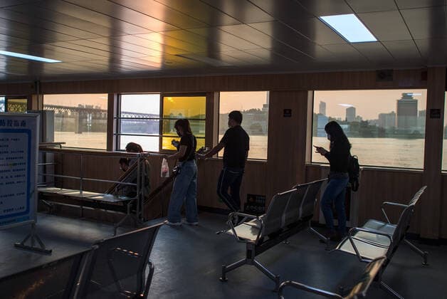 (200408) -- WUHAN, April 8, 2020 -- Passengers are seen taking a ferry in Wuhan, central China s Hubei Province, April 8, 2020. Wuhan restored its operation of ferries from Wednesday, with the Wuhan Yangtze River ferry company having reopened its two ship routes. Wuhan, the megacity in central China, lifted outbound travel restrictions from Wednesday after almost 11 weeks of lockdown to stem the spread of COVID-19. ) CHINA-HUBEI-WUHAN-FERRY-RESTORATION (CN) XiaoxYijiu 