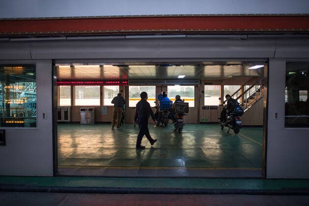 (200408) -- WUHAN, April 8, 2020 -- Passengers are seen taking a ferry in Wuhan, central China s Hubei Province, April 8, 2020. Wuhan restored its operation of ferries from Wednesday, with the Wuhan Yangtze River ferry company having reopened its two ship routes. Wuhan, the megacity in central China, lifted outbound travel restrictions from Wednesday after almost 11 weeks of lockdown to stem the spread of COVID-19. ) CHINA-HUBEI-WUHAN-FERRY-RESTORATION (CN) XiaoxYijiu 