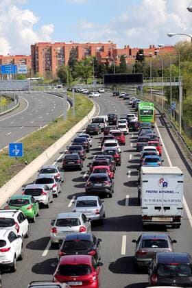 Vehicles line up during a Spanish Guardia Civil security check for vehicles leaving during the Easter Break in Madrid, Spain, 08 April 2020. Spain faces the 25th consecutive day of mandatory home confinement in a bid to slow down the spread of the pandemic COVID-19 disease caused by the SARS-CoV-2 coronavirus. Coronavirus situation in Spain !ACHTUNG: NUR REDAKTIONELLE NUTZUNG!  Copyright: xJuanJoxMartínx GRAF7513 20200408-637219644216485233