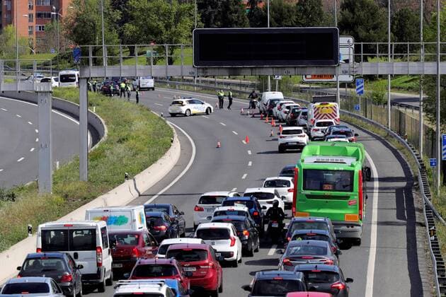 Vehicles line up during a Spanish Guardia Civil security check for vehicles leaving during the Easter Break in Madrid, Spain, 08 April 2020. Spain faces the 25th consecutive day of mandatory home confinement in a bid to slow down the spread of the pandemic COVID-19 disease caused by the SARS-CoV-2 coronavirus. Coronavirus situation in Spain !ACHTUNG: NUR REDAKTIONELLE NUTZUNG!  Copyright: xJuanJoxMartínx GRAF7506 20200408-637219644242579322