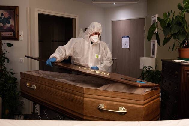 Paris, France, April 7, 2020 - Report inside the Santilly Funeral Home, which is currently facing the Coronavirus epidemic (Covid-19) - In the bedroom of a retirement home, two undertakers recover the body of a Coronavirus victim.  Copyright: xAlexisxSciardx