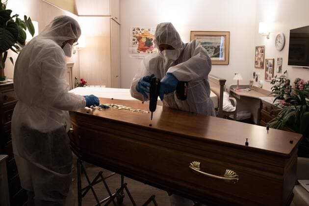 Paris, France, April 7, 2020 - Report inside the Santilly Funeral Home, which is currently facing the Coronavirus epidemic (Covid-19) - In the bedroom of a retirement home, two undertakers recover the body of a Coronavirus victim.  Copyright: xAlexisxSciardx