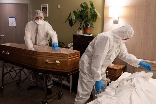 Paris, France, April 7, 2020 - Report inside the Santilly Funeral Home, which is currently facing the Coronavirus epidemic (Covid-19) - In the bedroom of a retirement home, two undertakers recover the body of a Coronavirus victim.  Copyright: xAlexisxSciardx