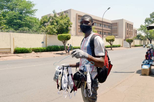 Un vendeur ambulant Malien vendant des masques et gants de protection contre le coronavirus dans une rue de Bamako, le 05 Avril 2021. Le Mali a enregistre a ce jour: 45 cas confirmÃ s, 3 morts et 1 guerison. Le gouvernement malien a instaure depuis le 26 mars 2020 un couvre-feu de 21 h a 5h. A Malian street vendor selling masks and protective gloves against the coronavirus in a street in Bamako, on April 05, 2021. Mali has recorded to date: 45 confirmed cases, 3 deaths and 1 healing. The Malian government has instituted a curfew from 9 p.m. to 5 a.m. since March 26, 2020 Bamako Mali Copyright: xAmadouxKeita AfrikimagesxAgencyx