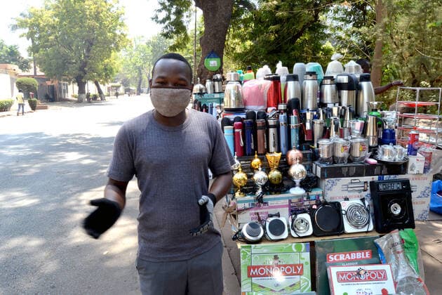 Un vendeur Malien portant un masque et des gants contre le coronavirus dans une rue de Bamako, le 05 Avril 2021. Le Mali a enregistre a ce jour: 45 cas confirmÃ s, 3 morts et 1 guerison. Le gouvernement malien a instaure depuis le 26 mars 2020 un couvre-feu de 21h a 5h. A Malian seller wearing a mask and gloves against the coronavirus in a street in Bamako, on April 05, 2021. Mali has recorded to date: 45 confirmed cases, 3 deaths and 1 healing. The Malian government has instituted a curfew from 9 p.m. to 5 a.m. since March 26, 2020. Bamako Mali Copyright: xAmadouxKeita AfrikimagesxAgencyx