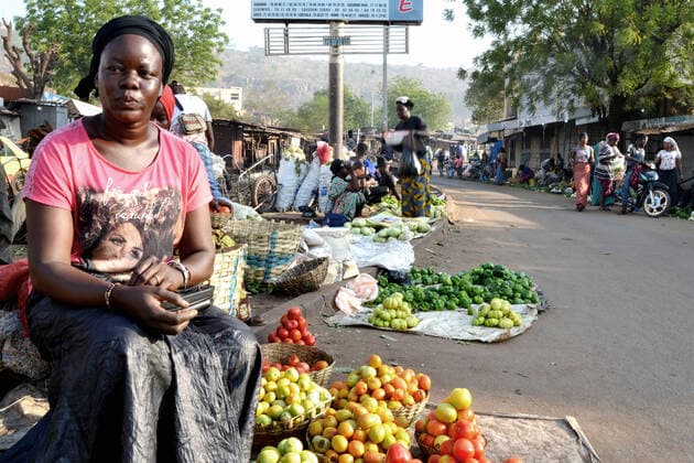 Une vendeuse Malienne devant ses produits au marche du Medina presque vide a cause du coronavirus Ã Bamako, le 05 Avril 2021. Le Mali a enregistre a ce jour: 45 cas confirmÃ s, 3 morts et 1 guerison. Le gouvernement malien a instaure depuis le 26 mars 2020 un couvre-feu de 21h a 5h. A Malian saleswoman in front of her products at the almost empty Medina market because of the coronavirus in Bamako, on April 05, 2021. Mali has registered to date: 45 confirmed cases, 3 deaths and 1 healing. The Malian government has instituted a curfew from 9 p.m. to 5 a.m. since March 26, 2020. Bamako Mali Copyright: xAmadouxKeita AfrikimagesxAgencyx