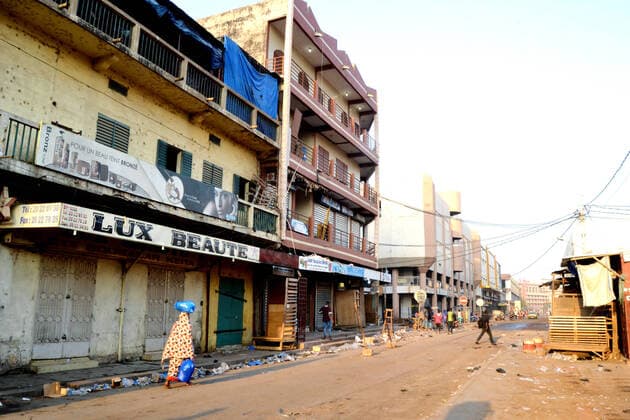 Magasins fermÃ s a cause de la lutte contre le coronavirus au marchÃ de la Medina Ã Bamako, le 05 Avril 2021. Le Mali a enregistre a ce jour: 45 cas confirmÃ s, 3 morts et 1 guerison. Le gouvernement malien a instaure depuis le 26 mars 2020 un couvre-feu de 21h a 5h. Stores closed due to the fight against the coronavirus at the Medina market in Bamako, on April 05, 2021. Mali has recorded to date: 45 confirmed cases, 3 deaths and 1 healing. The Malian government has instituted a curfew from 9 p.m. to 5 a.m. since March 26, 2020. Bamako Mali Copyright: xAmadouxKeita AfrikimagesxAgencyx