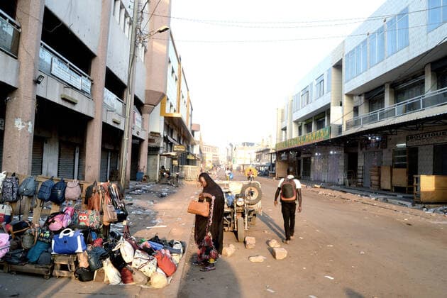 Une Malienne devant un etal de marchandise dans un marchÃ presque vide a cause de la lutte contre le coronavirus, le 05 Avril 2021 Ã Bamako. Le Mali a enregistre a ce jour: 45 cas confirmÃ s, 3 morts et 1 guerison. Le gouvernement malien a instaure depuis le 26 mars 2020 un couvre-feu de 21h a 5h. A Malian woman in front of a merchandise display in an almost empty market because of the fight against the coronavirus, on April 05, 2021 in Bamako. Mali has recorded to date: 45 confirmed cases, 3 deaths and 1 healing. The Malian government has instituted a curfew from 9 p.m. to 5 a.m. since March 26, 2020. Bamako Mali Copyright: xAmadouxKeita AfrikimagesxAgencyx