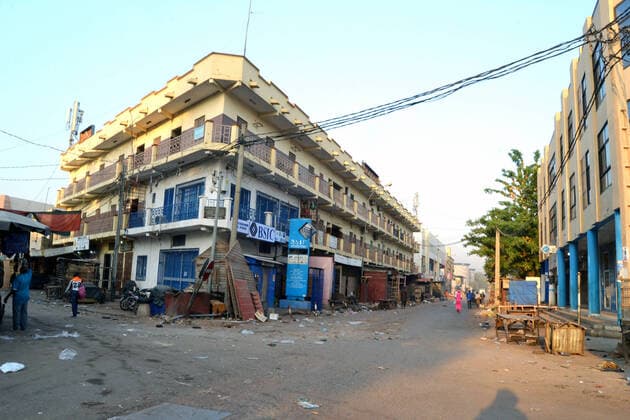 Magasins fermÃ s a cause de la lutte contre le coronavirus au marchÃ de la Medina Ã Bamako, le 05 Avril 2021. Le Mali a enregistre a ce jour: 45 cas confirmÃ s, 3 morts et 1 guerison. Le gouvernement malien a instaure depuis le 26 mars 2020 un couvre-feu de 21h a 5h. Stores closed due to the fight against the coronavirus at the Medina market in Bamako, on April 05, 2021. Mali has recorded to date: 45 confirmed cases, 3 deaths and 1 healing. The Malian government has instituted a curfew from 9 p.m. to 5 a.m. since March 26, 2020. Bamako Mali Copyright: xAmadouxKeita AfrikimagesxAgencyx
