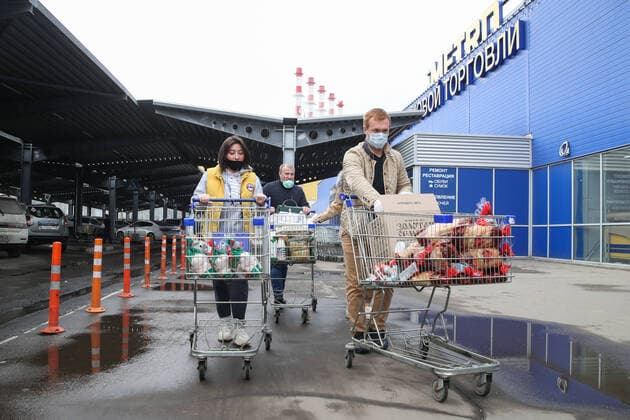 MOSCOW, RUSSIA - APRIL 8, 2020: Volunteers carry shopping carts after shopping for groceries and basic goods for elderly people in self-isolation amid the COVID-19 coronavirus pandemic. Vyacheslav Prokofyev TASS  TS0D4E3C