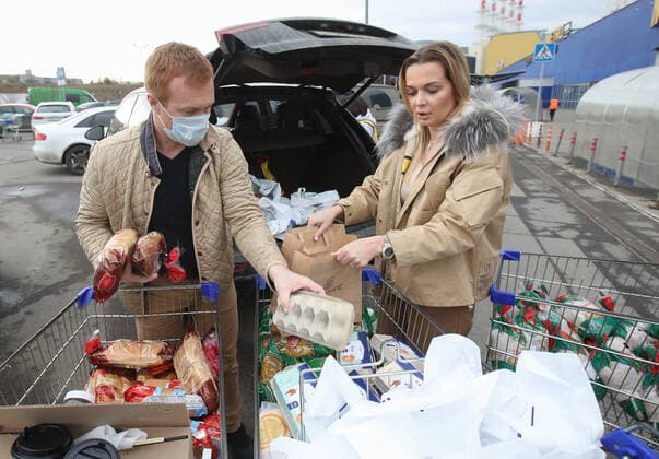 MOSCOW, RUSSIA - APRIL 8, 2020: Volunteers load groceries and basic goods for elderly people in self-isolation into a car amid the COVID-19 coronavirus pandemic. Vyacheslav Prokofyev TASS  TS0D4E3D