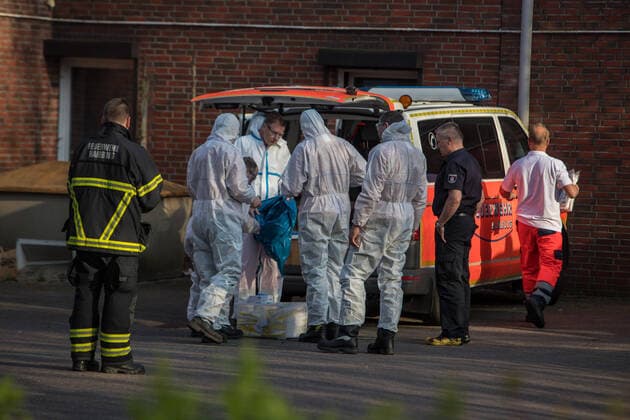 Erneuter Covid-19 Fall bei der Feuerwehr - Nebengebäude der Wache wird Dekontaminiert 08.04.20 - Hamburg: Erneut gibt es einen Covid-19 Verdachtsfall in den eigenen Reihen der Feuerwehr. Diesmal trifft es ein Nebengebäude der Feuer und Rettungswache 21 in Hamburg-Wandsbek. In dem ein Brandreferendar der Feuerwehr der nach einem New-York Urlaub Anfang März trozt negativem Corona test Fieber bekommen hat. Der Betroffene Feuerwehr Mann hatte keinen Kontakt zur Wachabteilung und geht nun in Häusliche Quarantäne in seine Heimatstadt Magdeburg. Die Freiwillige Feuerwehr Bramfeld rückte mit einer Dekontaminationseinheit an um das Feuerwehrgebäude zu Reinigen. Die Reinigungsarbeiten dauerten längere Zeit an. Da es sich bei dem Betroffenen Gebäude um ein Nebengebäude für externe Kräfte der Feuer und Rettungswache Handelt konnte di Copyright: xSebastianxPetersx