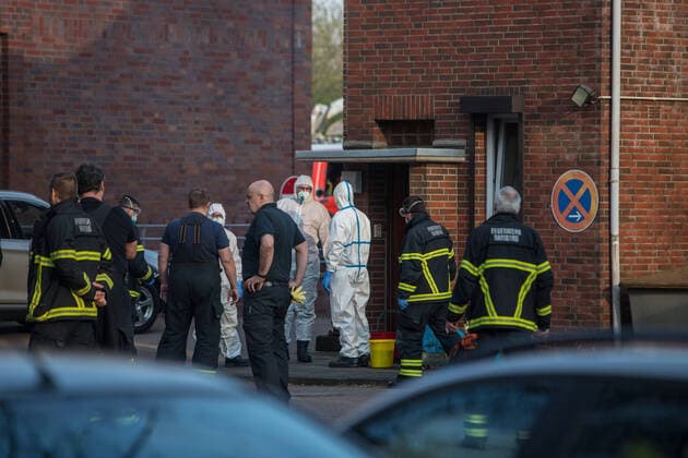 Erneuter Covid-19 Fall bei der Feuerwehr - Nebengebäude der Wache wird Dekontaminiert 08.04.20 - Hamburg: Erneut gibt es einen Covid-19 Verdachtsfall in den eigenen Reihen der Feuerwehr. Diesmal trifft es ein Nebengebäude der Feuer und Rettungswache 21 in Hamburg-Wandsbek. In dem ein Brandreferendar der Feuerwehr der nach einem New-York Urlaub Anfang März trozt negativem Corona test Fieber bekommen hat. Der Betroffene Feuerwehr Mann hatte keinen Kontakt zur Wachabteilung und geht nun in Häusliche Quarantäne in seine Heimatstadt Magdeburg. Die Freiwillige Feuerwehr Bramfeld rückte mit einer Dekontaminationseinheit an um das Feuerwehrgebäude zu Reinigen. Die Reinigungsarbeiten dauerten längere Zeit an. Da es sich bei dem Betroffenen Gebäude um ein Nebengebäude für externe Kräfte der Feuer und Rettungswache Handelt konnte di Copyright: xSebastianxPetersx