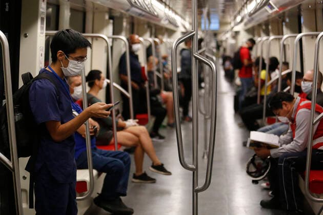 Santiago 8 April 2020 The mandatory use of masks in public transport to prevent the spread of coronavirus was decreed by the government. A very high percentage of people complied with the regulation, however some did not comply with this regulation Marcelo Hernandez Aton Chile, Santiago Chile Aton 410703  Copyright: MARCELOxHERNANDEZ ATONxCHILE