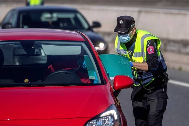 Spanish local police members carry on a security check for vehicles leaving during the Easter Break in Madrid, Spain, 08 April 2020. Spain faces the 25th consecutive day of mandatory home confinement in a bid to slow down the spread of the pandemic COVID-19 disease caused by the SARS-CoV-2 coronavirus. Coronavirus situation in Spain !ACHTUNG: NUR REDAKTIONELLE NUTZUNG!  Copyright: xRODRIGOxJIMENEZx GRAF7575 20200408-637219708043964810