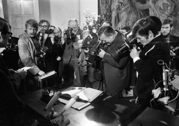 Unterzeichnung DDR-BRD Transitvertrag 1971 DEU, Deutschland, Bonn: Im Rahmen der Entspannungspolitik der SPD FDP-Koalition wurde in Bonn am 17.12.1971 der Transitvertrag von Michael Kohl ( DDR) und Egon Bahr ( BRD) unterzeichnet. DEU, Germany, Bonn: As part of the dÃ tente policy of the SPD FDP coalition, the Transit Agreement was signed in Bonn on 17 December 1971 by Michael Kohl (GDR) and Egon Bahr (FRG). NRW