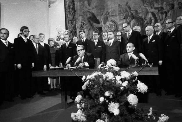 Unterzeichnung DDR-BRD Transitvertrag 1971 DEU, Deutschland, Bonn: Im Rahmen der Entspannungspolitik der SPD FDP-Koalition wurde in Bonn am 17.12.1971 der Transitvertrag von Michael Kohl ( DDR) und Egon Bahr ( BRD) unterzeichnet. DEU, Germany, Bonn: As part of the dÃ tente policy of the SPD FDP coalition, the Transit Agreement was signed in Bonn on 17 December 1971 by Michael Kohl (GDR) and Egon Bahr (FRG). NRW