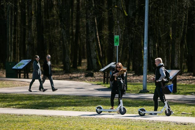 2020-04-08 Vilnius Lithuania. People enjoy warm and sunny spring in Vilnius trying to keep social distancing on Wednesday 8 of April 2020. Vilnius Lithuania  Copyright: xZygimantasxGedvilax sun people climate quarantine
