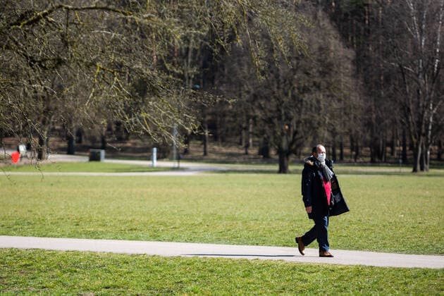 2020-04-08 Vilnius Lithuania. People enjoy warm and sunny spring in Vilnius trying to keep social distancing on Wednesday 8 of April 2020. Vilnius Lithuania  Copyright: xZygimantasxGedvilax sun people climate quarantine