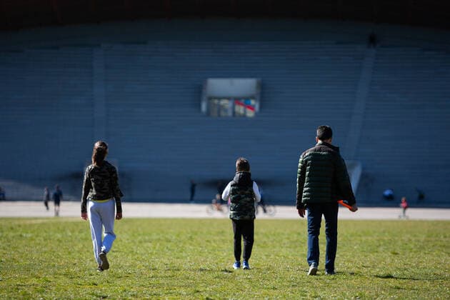 2020-04-08 Vilnius Lithuania. People enjoy warm and sunny spring in Vilnius trying to keep social distancing on Wednesday 8 of April 2020. Vilnius Lithuania  Copyright: xZygimantasxGedvilax sun people climate quarantine