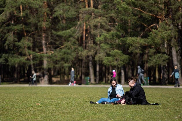 2020-04-08 Vilnius Lithuania. People enjoy warm and sunny spring in Vilnius trying to keep social distancing on Wednesday 8 of April 2020. Vilnius Lithuania  Copyright: xZygimantasxGedvilax sun people climate quarantine