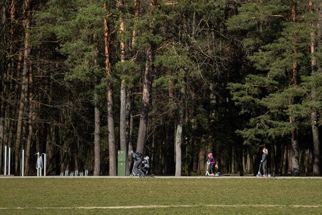2020-04-08 Vilnius Lithuania. People enjoy warm and sunny spring in Vilnius trying to keep social distancing on Wednesday 8 of April 2020. Vilnius Lithuania  Copyright: xZygimantasxGedvilax sun people climate quarantine