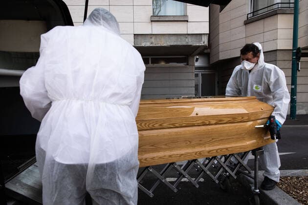 Paris, France, April 7, 2020 - Report inside the Santilly Funeral Home, which is currently facing the Coronavirus epidemic (Covid-19) - Two funeral home attendants just recovered the body of a coronavirus victim from a nursing home.  Copyright: xAlexisxSciardx