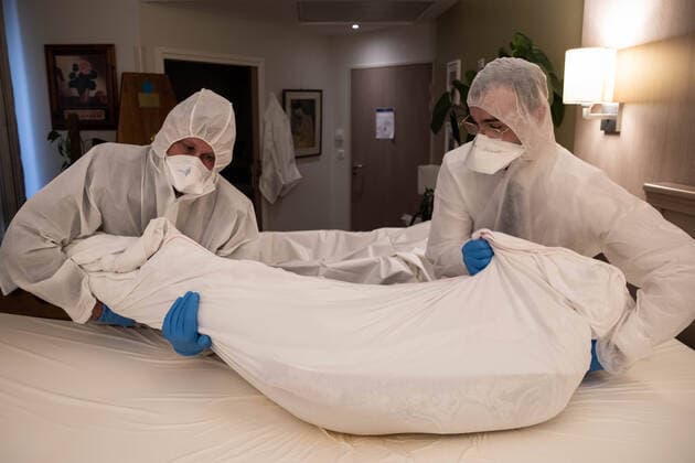 Paris, France, April 7, 2020 - Report inside the Santilly Funeral Home, which is currently facing the Coronavirus epidemic (Covid-19) - In the bedroom of a retirement home, two undertakers recover the body of a Coronavirus victim.  Copyright: xAlexisxSciardx