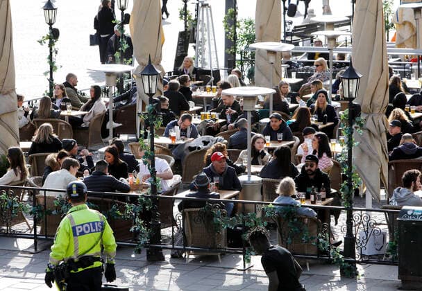 Crowded on the outdoor seating, Medborgarplatsen, Södermalm Stockholmers defy the call to avoid crowds in Corona times The Easter weekend starts in Sweden Stockholm, 2020 04 08 c Patrik C Österberg TT Code 2857 Stockholm Sweden x2857x,  Copyright: xPatrikxCxÖsterberg TTx Outdoor seating Stockholm