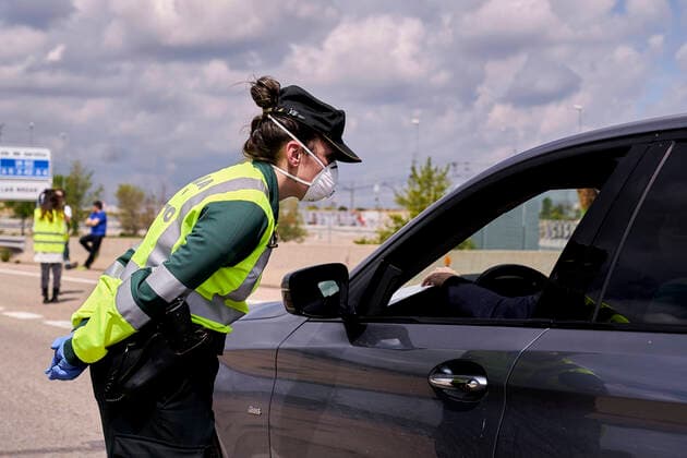 April 8, 2020, Madrid, Madrid, Spain: A Guardia Civil officer enforcing confinement restrictions at a road control point to avoid unjustified movements during Easter as a preventive measure against the spread of corona virus disease. Madrid Spain - ZUMAs197 20200408_zaa_s197_095 Copyright: xLeganxP.xMacex