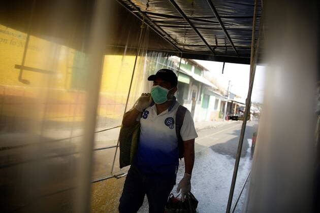 People pass through a sanitary tunnel in Atiquizaya, El Salvador, 7 April 2020 (issued 8 April 2020). The residents and visitors of the western town of Atiquizaya must pass under a sanitary tunnel in which they are completely sprayed with a disinfecting liquid, a peculiar measure adopted by the authorities of that city to try to keep COVID-19 out of that Salvadoran population. Salvadoran town tries to surround COVID-19 with a sanitary tunnel !ACHTUNG: NUR REDAKTIONELLE NUTZUNG!  Copyright: xRodrigoxSurax AME1173 20200408-637219771998859437