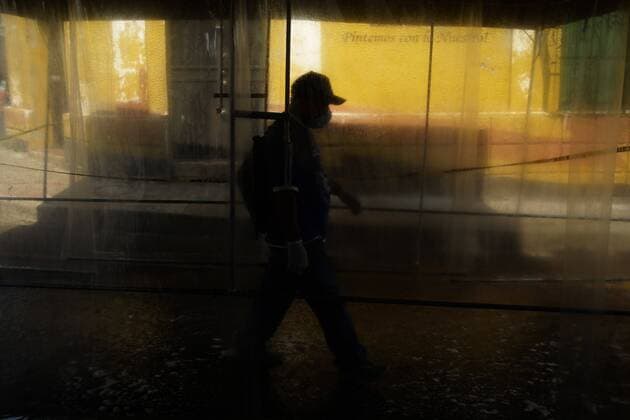 People pass through a sanitary tunnel in Atiquizaya, El Salvador, 7 April 2020 (issued 8 April 2020). The residents and visitors of the western town of Atiquizaya must pass under a sanitary tunnel in which they are completely sprayed with a disinfecting liquid, a peculiar measure adopted by the authorities of that city to try to keep COVID-19 out of that Salvadoran population. Salvadoran town tries to surround COVID-19 with a sanitary tunnel !ACHTUNG: NUR REDAKTIONELLE NUTZUNG!  Copyright: xRodrigoxSurax AME1168 20200408-637219772608615252