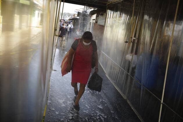 News Bilder des Tages People pass through a sanitary tunnel in Atiquizaya, El Salvador, 7 April 2020 (issued 8 April 2020). The residents and visitors of the western town of Atiquizaya must pass under a sanitary tunnel in which they are completely sprayed with a disinfecting liquid, a peculiar measure adopted by the authorities of that city to try to keep COVID-19 out of that Salvadoran population. Salvadoran town tries to surround COVID-19 with a sanitary tunnel !ACHTUNG: NUR REDAKTIONELLE NUTZUNG!  Copyright: xRodrigoxSurax AME1169 20200408-637219772618302821