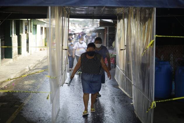 People pass through a sanitary tunnel in Atiquizaya, El Salvador, 7 April 2020 (issued 8 April 2020). The residents and visitors of the western town of Atiquizaya must pass under a sanitary tunnel in which they are completely sprayed with a disinfecting liquid, a peculiar measure adopted by the authorities of that city to try to keep COVID-19 out of that Salvadoran population. Salvadoran town tries to surround COVID-19 with a sanitary tunnel !ACHTUNG: NUR REDAKTIONELLE NUTZUNG!  Copyright: xRodrigoxSurax AME1174 20200408-637219772627834117