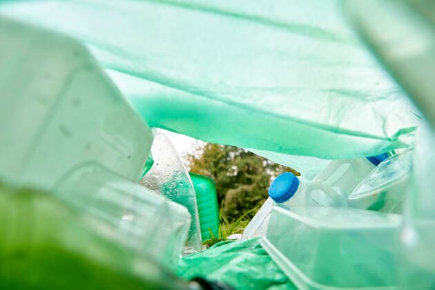 IMAGO Creative: Klimawandel - Grüne Erholung View from inside a plastic bag lying on the grass filled with plastic rubbish View from inside a plastic bag lying on the grass filled with plastic rubbish,Plastic Litter  61497