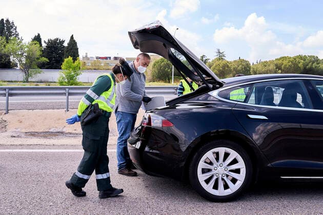 April 8, 2020, Madrid, Madrid, Spain: A Guardia Civil officer enforcing confinement restrictions at a road control point to avoid unjustified movements during Easter as a preventive measure against the spread of corona virus disease. Madrid Spain - ZUMAs197 20200408_zaa_s197_084 Copyright: xLeganxP.xMacex