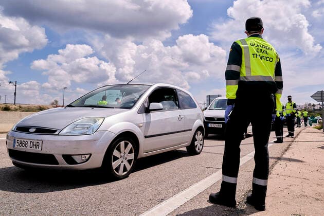 April 8, 2020, Madrid, Madrid, Spain: A Guardia Civil officer enforcing confinement restrictions at a road control point to avoid unjustified movements during Easter as a preventive measure against the spread of corona virus disease. Madrid Spain - ZUMAs197 20200408_zaa_s197_092 Copyright: xLeganxP.xMacex