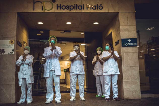 April 8, 2020, Barcelona, Catalonia, Spain: Health care staff of the Plato Clinic applaud and wave to people on their balconies who acknowledge their hard work fighting COVID-19 in a daily ritual at the evening of the 25th day of a nationwide lockdown due to the continuous spread of the virus. Spain registered again over 700 fatalities in one day and the death toll is heading towards 15000 with no end at sight. Barcelona Spain - ZUMAo105 20200408_zap_o105_002 Copyright: xMatthiasxOesterlex