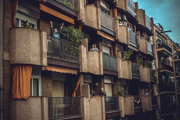 April 8, 2020, Barcelona, Catalonia, Spain: People applaud from their balconies to acknowledge the health care workers fighting COVID-19 in a daily ritual at the evening of the 25th day of a nationwide lockdown due to the continuous spread of the virus. Spain registered again over 700 fatalities in one day and the death toll is heading towards 15000 with no end at sight. Barcelona Spain - ZUMAo105 20200408_zap_o105_004 Copyright: xMatthiasxOesterlex