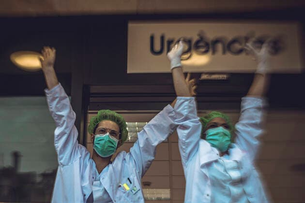 April 8, 2020, Barcelona, Catalonia, Spain: Health care staff of the Plato Clinic applaud and wave to people on their balconies who acknowledge their hard work fighting COVID-19 in a daily ritual at the evening of the 25th day of a nationwide lockdown due to the continuous spread of the virus. Spain registered again over 700 fatalities in one day and the death toll is heading towards 15000 with no end at sight. Barcelona Spain - ZUMAo105 20200408_zap_o105_005 Copyright: xMatthiasxOesterlex