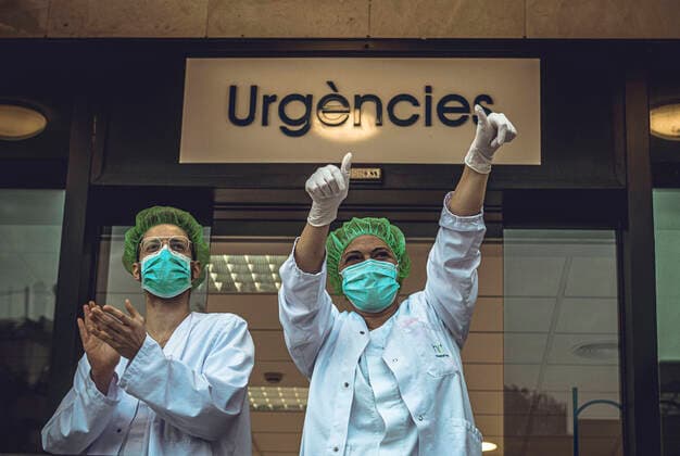 April 8, 2020, Barcelona, Catalonia, Spain: Health care staff of the Plato Clinic applaud and wave to people on their balconies who acknowledge their hard work fighting COVID-19 in a daily ritual at the evening of the 25th day of a nationwide lockdown due to the continuous spread of the virus. Spain registered again over 700 fatalities in one day and the death toll is heading towards 15000 with no end at sight. Barcelona Spain - ZUMAo105 20200408_zap_o105_006 Copyright: xMatthiasxOesterlex