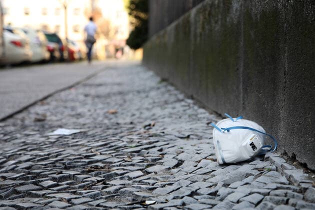08 04 2020, Berlin Germany Corona crisis, a respirator mask lies thrown away on the street