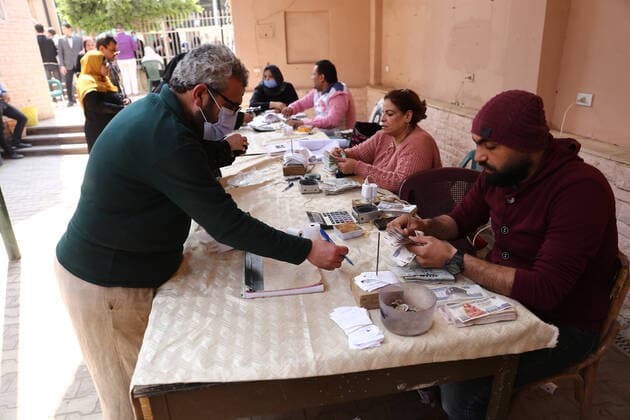 (200408) -- CAIRO, April 8, 2020 (Xinhua) -- A senior citizen wearing a facee mask receives his pension at a youth center on the outskirts of northern Cairo, Egypt, on April 8, 2020. The Egyptian Health Ministry reported on Wednesday 110 new cases and nine deaths of COVID-19, raising the total number of cases in the country to 1,560, including 103 deaths. (Xinhua Ahmed Gomaa) EGYPT-CAIRO-COVID-19 