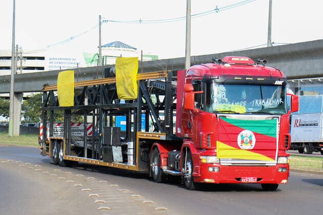 April 8, 2020, Porto Alegre, Rio Grande do Sul, Brasil: (INT) Covid-19:Protest of truck drivers. April 8,2020,Porto Alegre,Rio Grande de Sul,Brazil:Truck drivers protest asking for the reopening of shops and businesses in Porto Alegre City as they are being affected economically. Brazil is still under stay at home,closure of businesses and isolation order issued by the government in order to stop the spread of Coronavirus. ..Credit: Thenews2 Porto Alegre Brasil - ZUMAn293 20200408_znp_n293_015 Copyright: xFernandoxAlvesx